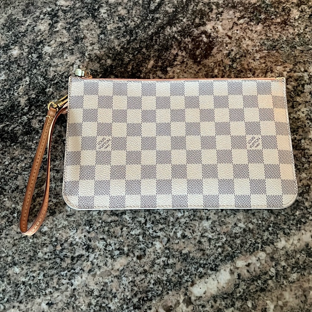 Louis Vuitton GM Neverfull Pouch!
